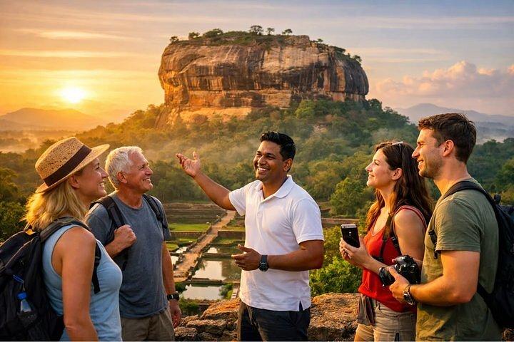 Ein einheimischer privater Reiseleiter gestikuliert und erklärt einer Gruppe von Touristen die Felsenfestung Sigiriya bei Sonnenuntergang in Sri Lanka.